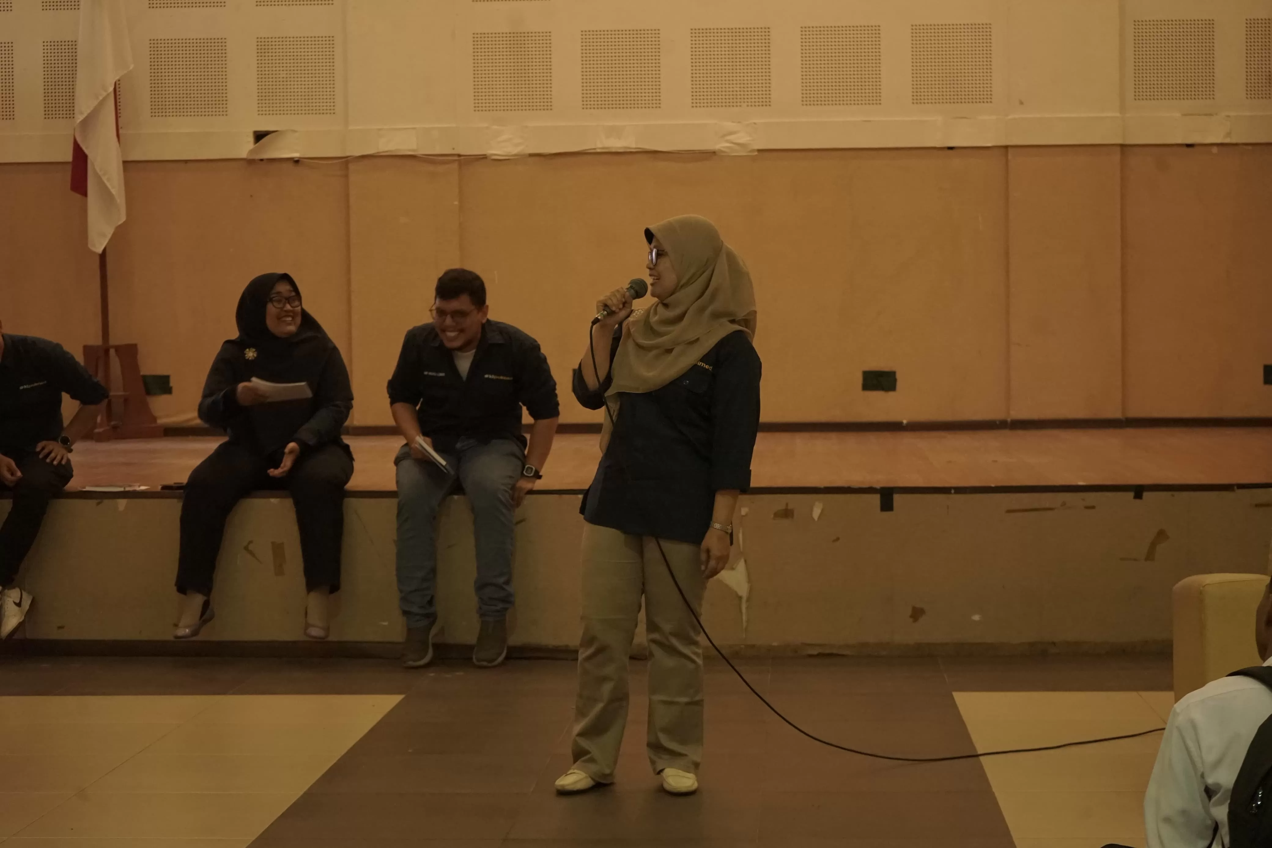 Ibu Yuyun Yusnida Lase, menyampaikan pesan kepada mahasiswa baru